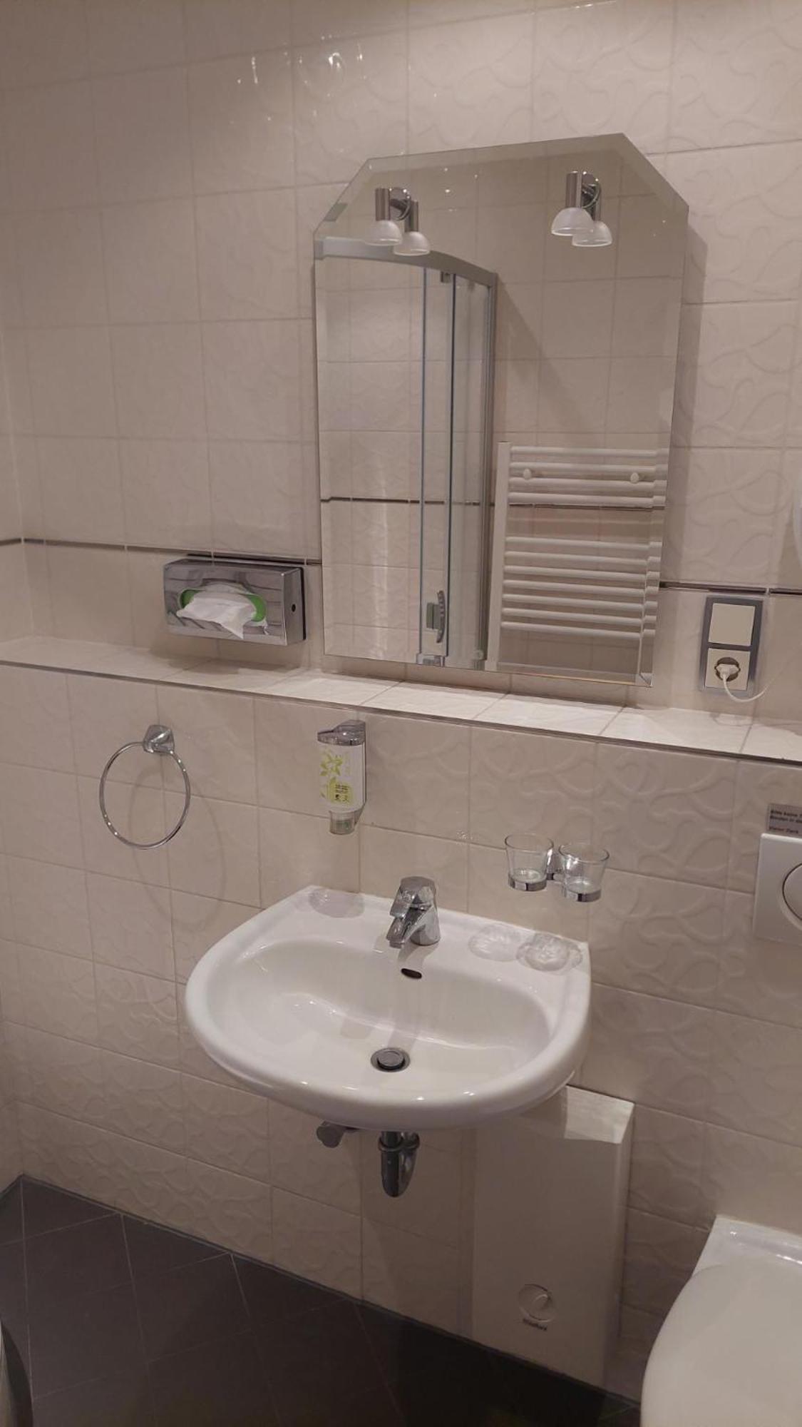 Villa, 24, Dz *